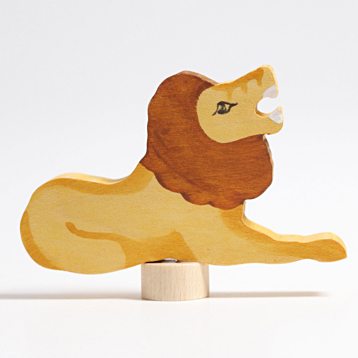 https://www.mamanetbebe.de/media/images/org/grimms-holzspielzeug-steckfigur-tischdekoration-loewe-maman-bebe-geburtstag-dekoration-lion-wooden-decor.jpg
