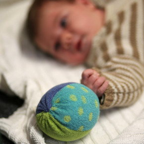Nanchen Baby Ball mit Punkten blau, grün - Bio Baumwolle